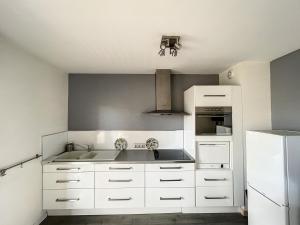 Appartements City & cosy, LYON CHARCOT- WIFI - LAVE LINGE - BALCON - PARKING : photos des chambres