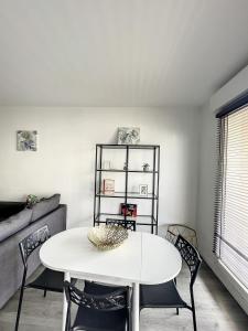 Appartements City & cosy, LYON CHARCOT- WIFI - LAVE LINGE - BALCON - PARKING : photos des chambres