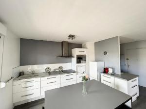 Appartements City & cosy, LYON CHARCOT- WIFI - LAVE LINGE - BALCON - PARKING : photos des chambres