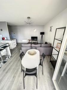 Appartements City & cosy, LYON CHARCOT- WIFI - LAVE LINGE - BALCON - PARKING : photos des chambres