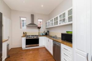 Elwood Eclectic Gem Walk to St Kilda beach - Flexible Home offering 4 or 6 Bedrooms. Contact us Now for Pricing on Request