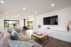 Waterfall Gully Retreat with Gas heated Pool