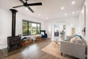 Waterfall Gully Retreat with Gas heated Pool