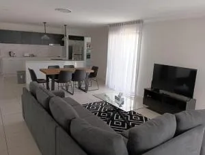 Spacious family home - Wyaralong