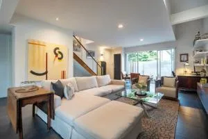 Elwood Village Entertainer - Elsternwick