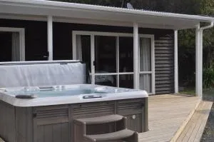 Lakeside Cottage with Jetty at Lake Tarawera - Lake Tarawera