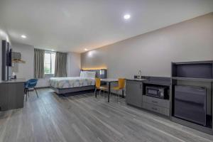 Suite - Non-Smoking room in Motel 6-Fort Worth TX - Burleson