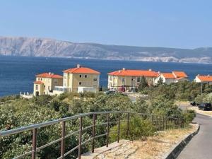 Beachfront apartment with pool, panoramic sea view - by Traveler tourist agency Krk - ID 2390