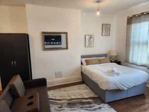 1 Bed Flat - Sleeps 3 - Parking - Wifi