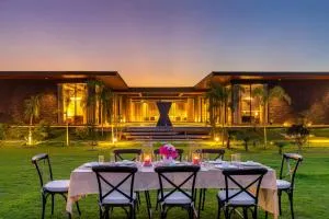 StayVista's Anantam - Luxury 4BR villa with Huge Swimming Pool in Delhi - Bāghpat