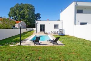 Holiday house with private pool in village Šišan