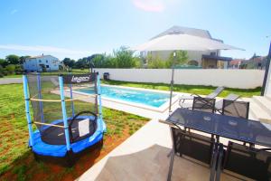 Holiday house with private pool in village Šišan