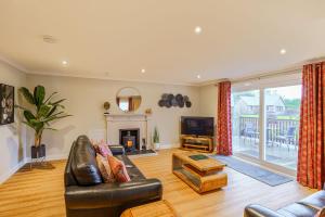 Peregrine Cottage with Hot Tub