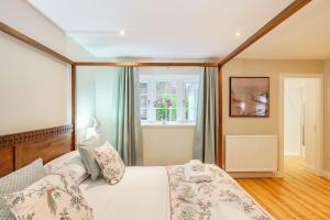 Peregrine Cottage with Hot Tub