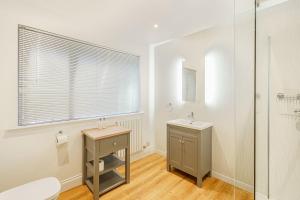 Peregrine Cottage with Hot Tub