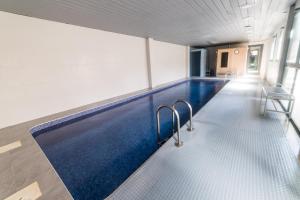 Apto. con piscinas y gym a 800 metros de playa