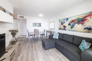 Apto. con piscinas y gym a 800 metros de playa