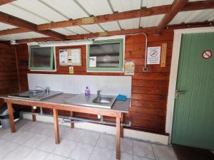 Maisons d'hotes Room in Holiday park - 6 Grass Camping pitches : photos des chambres