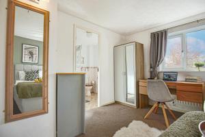 Emerald House - Prime Location - Driveway Parking, Pool Table, Fast Wifi, Self Check-In and Sky TV by Yoko Property