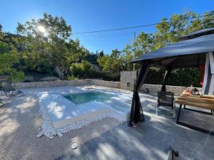 Villa with pool in Pelekas near the beach