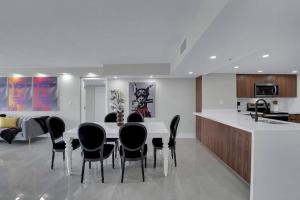 Star Dust! Heart of Miami Dream Stay! 4 BR