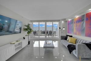 Star Dust! Heart of Miami Dream Stay! 4 BR