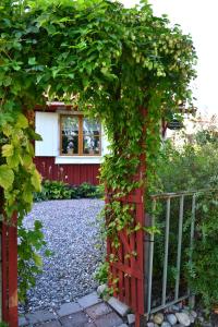 Rustik gäststuga med lantlig känsla nära Örebro city