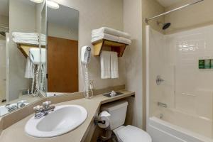 Standard King Room room in Stoney Creek Inn Quincy