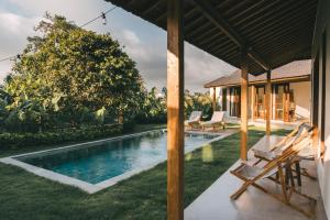 Jungle 3BR Villa - 900M from the Beach, Seseh Canggu