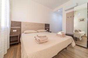 Mentana Rooms - by Devona Rooms