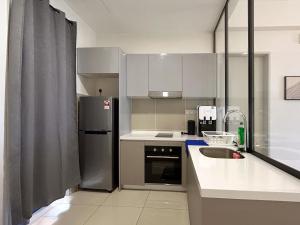 Trion KL High floor Corner Unit Free Parking Near TRX KL Centre and MRT