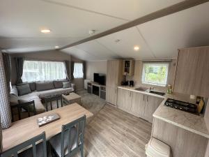 Bishy Barnabee, Waxham, nr Sea Palling, Dog friendly, Private path to the beach