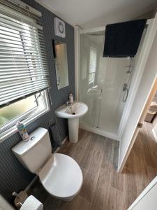 Bishy Barnabee, Waxham, nr Sea Palling, Dog friendly, Private path to the beach