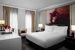 Superior King Room room in Waldorf Astoria Chicago