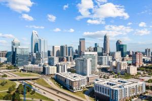 Charming 1BR Condo - Full Kitchen - Uptown Living