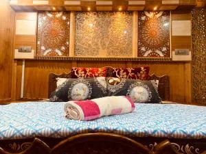 House Boat New Lucifer - Pahalgām