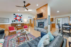 Pet-Friendly Waynesville Retreat with Hot Tub!