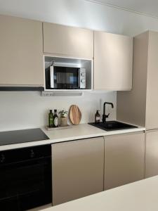 Moderni paritalo lähellä lentokenttää, free parking, sauna