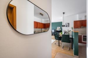 Prime Location Apartment - Free parking, AC