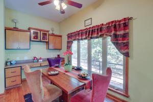 Fairfield Bay Retreat with Fireplaces and Lake Access