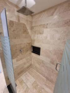 Hermoso apartamento por Andares con AC