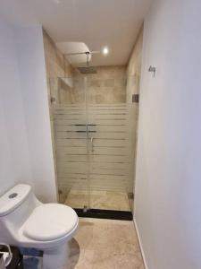 Hermoso apartamento por Andares con AC