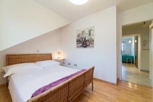 Miss. Monroe Apartment