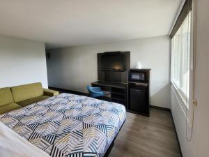 King Room - Non-Smoking room in Motel 6 Jackson TN