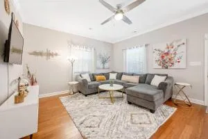 * Lux Modern Retreat * Downtown * King Beds * - Hayes