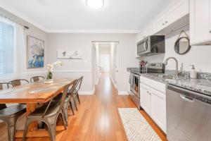 * Lux Modern RetreatDowntownKing Beds *