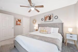 * Lux Modern RetreatDowntownKing Beds *