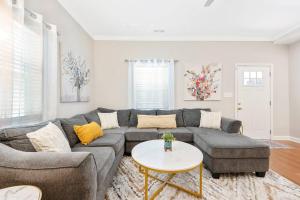 * Lux Modern RetreatDowntownKing Beds *