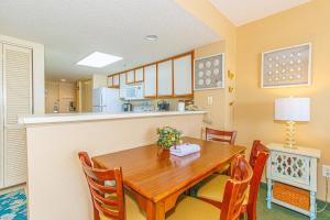 Spacious Oceanfront 2 Bedroom Suite - Sleeps 8! - Roxanne Towers Unit 406