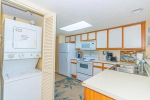 Spacious Oceanfront 2 Bedroom Suite - Sleeps 8! - Roxanne Towers Unit 406